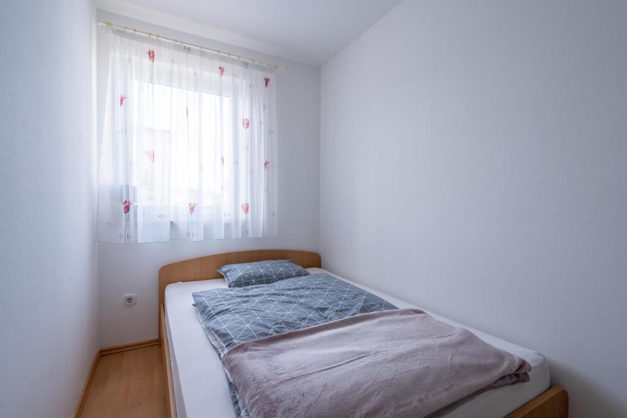Charmante Wohnung Fusslaeufig Zum Meer In Funtana Exterior photo
