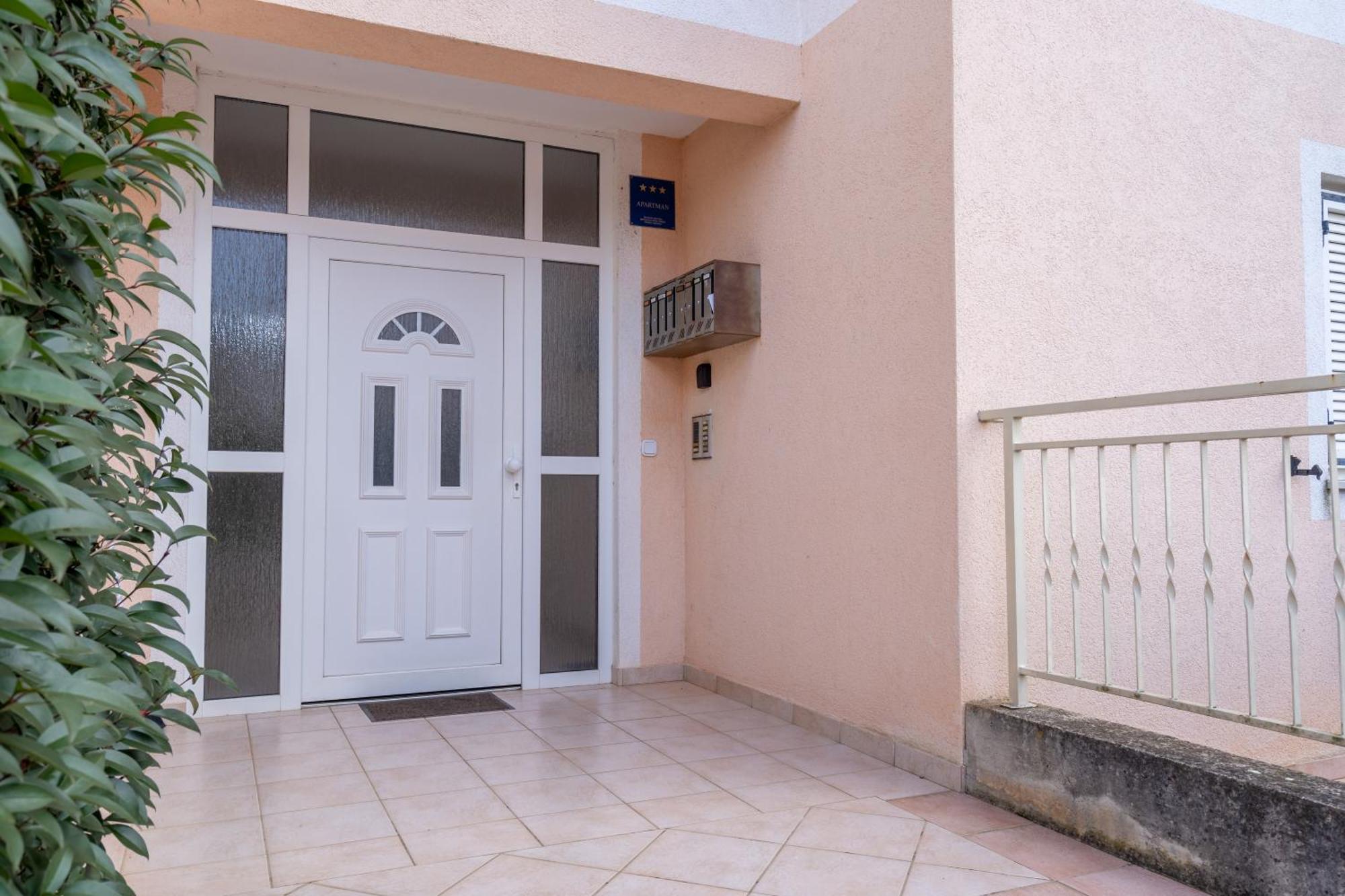 Charmante Wohnung Fusslaeufig Zum Meer In Funtana Exterior photo